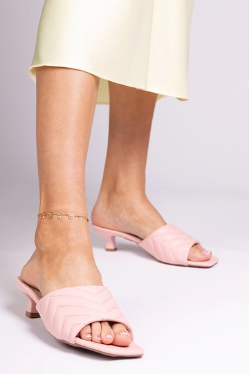 Różowe klapki na niskim... 2