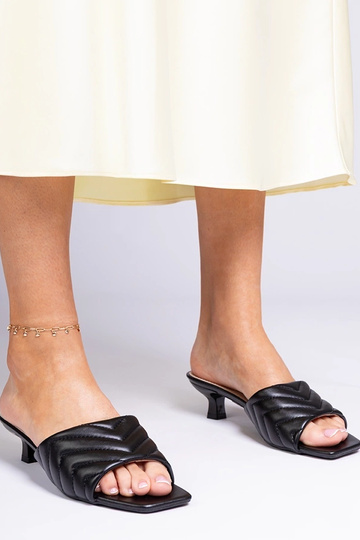 Czarne klapki na niskim...