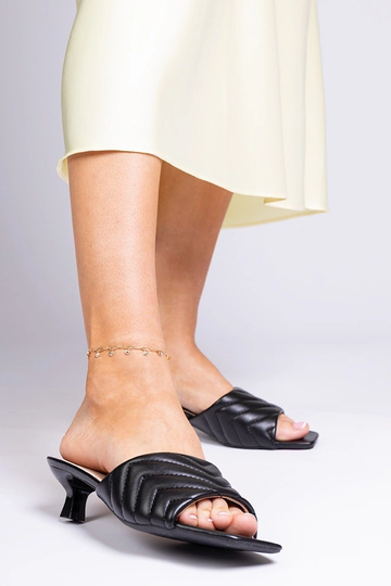 Czarne klapki na niskim... 2