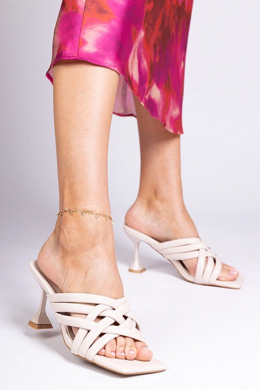 Beżowe eleganckie klapki na obcasie...