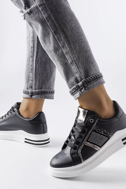 Czarne sneakersy zdobione cyrkoniami...