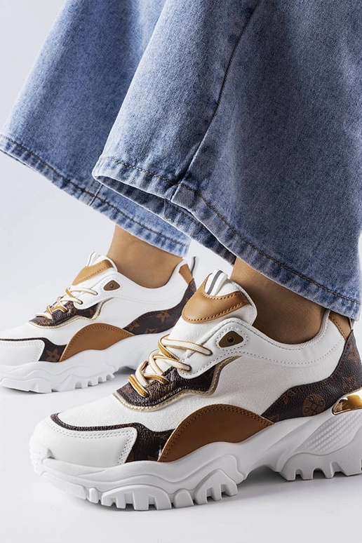 Białe sneakersy na nieregularnej...