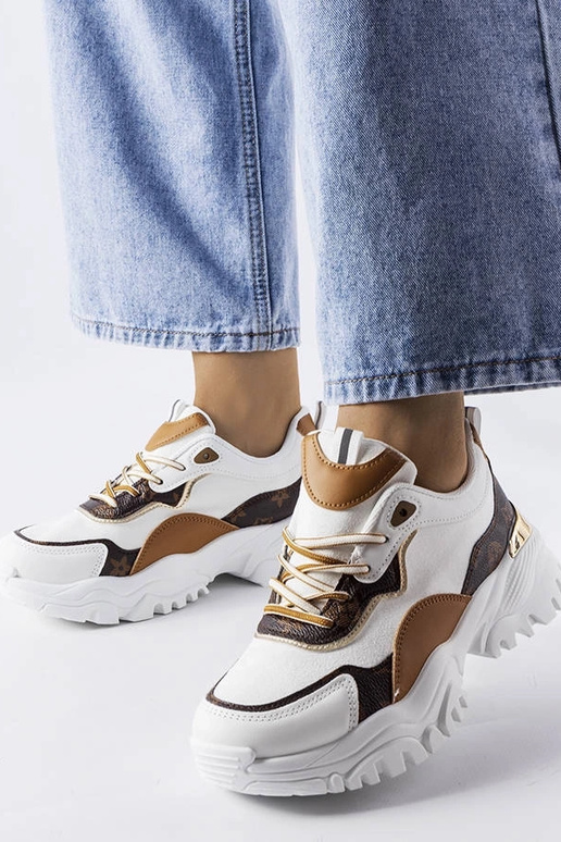 Białe sneakersy na nieregularnej...