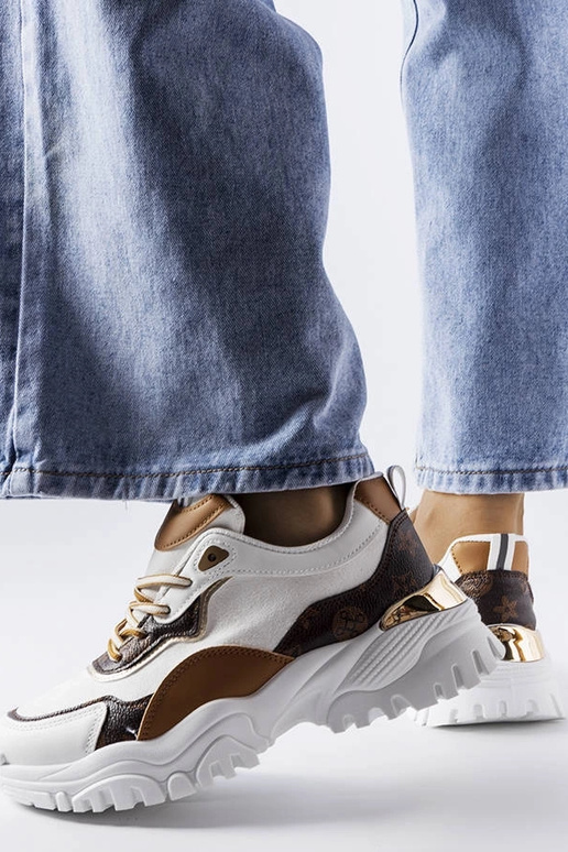 Białe sneakersy na nieregularnej...