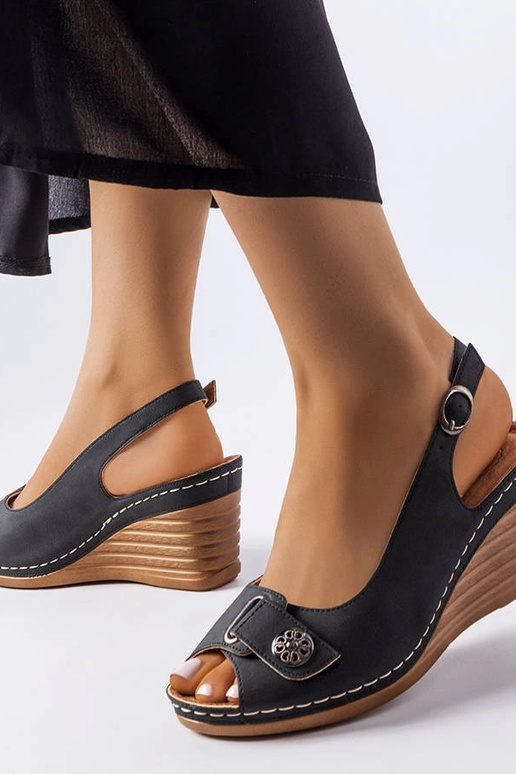 Czarne sandały na koturnie Sheridan