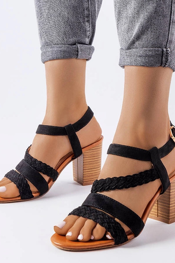 Czarne sandały z plecionymi...