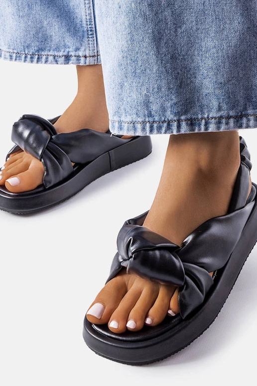 Czarne klapki na koturnie Clarice