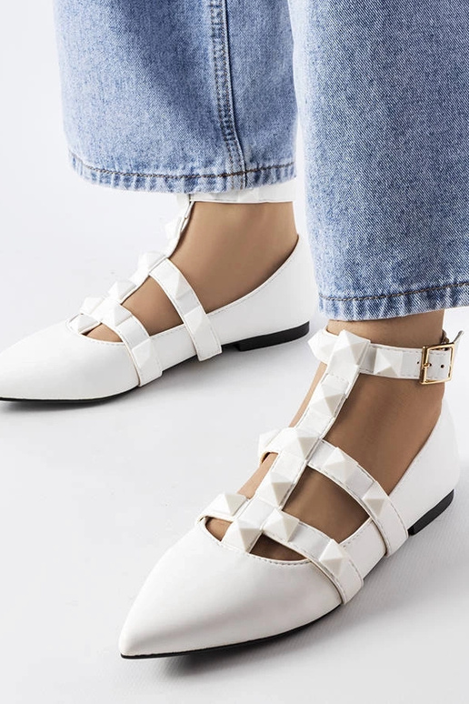 Białe balerinki z efektownym...