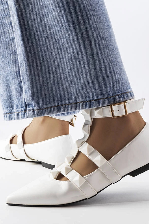 Białe balerinki z efektownym...