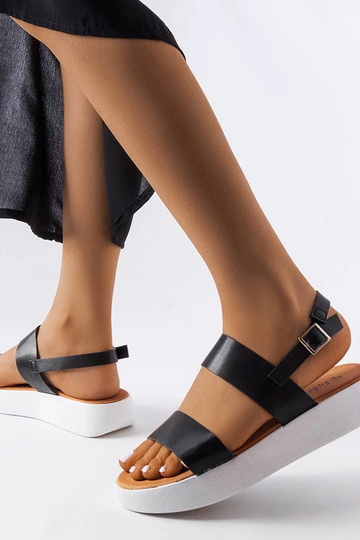 Czarne sandały na...