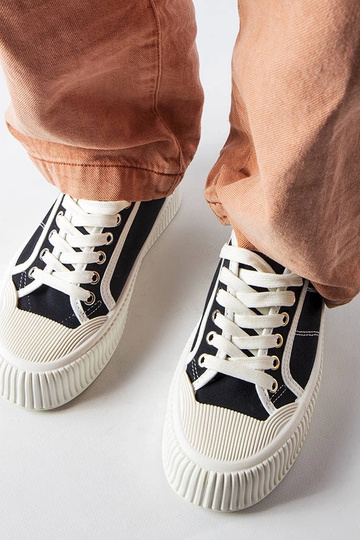 Black trainers Beat