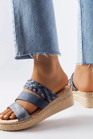 Niebieskie klapki na...