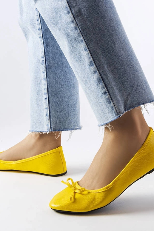 Żółte balerinki zdobione kokardką...