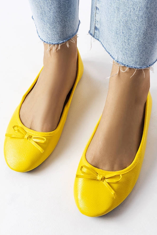 Żółte balerinki zdobione kokardką...