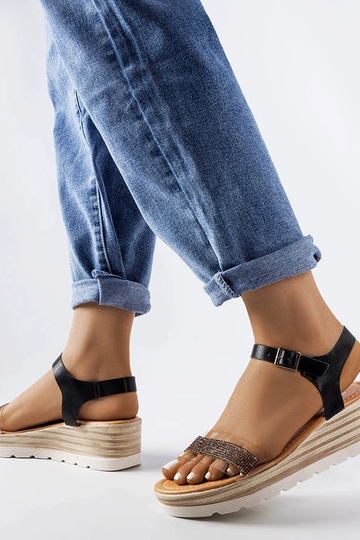 Czarne sandały na koturnie...