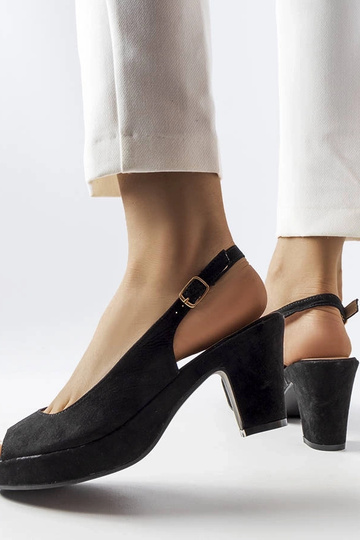 Czarne sandały na słupku... 2