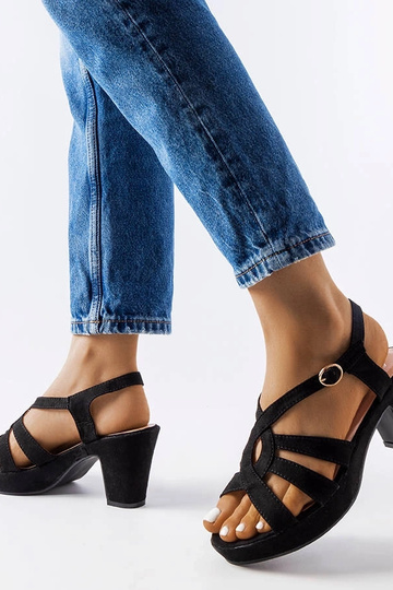 Czarne sandały na słupku...