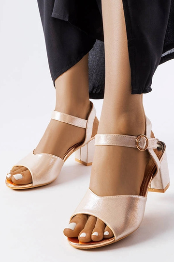 Złote sandałki na słupku... 2