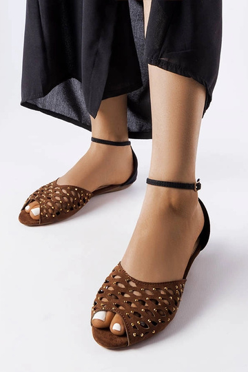 Brązowe ażurowe sandały z...