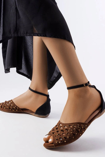 Brązowe ażurowe sandały z... 2