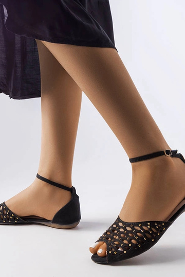 Czarne ażurowe sandały z...