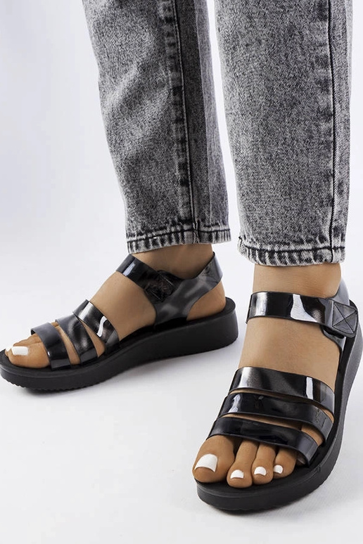 Czarne lakierowane sandały na...