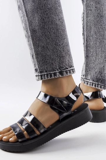 Czarne lakierowane sandały... 2