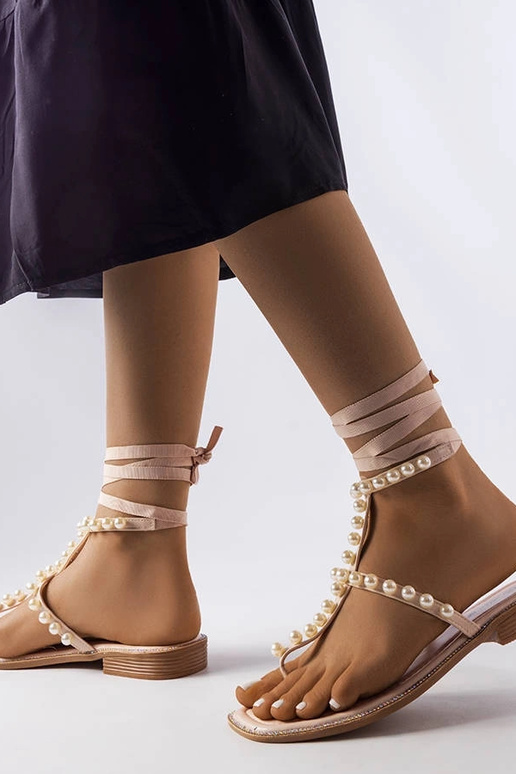 Beżowe sandałki z perełkami Graystone