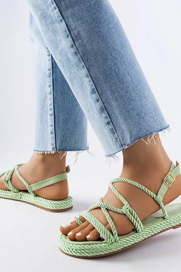 Zielone plecione sandały...