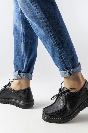 Czarne sznurowane półbuty Tuva 2