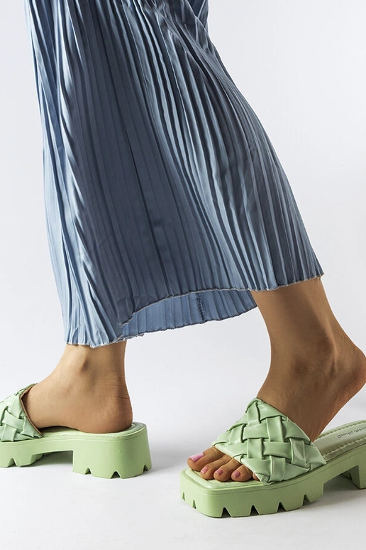 Zielone klapki na traktorowej...