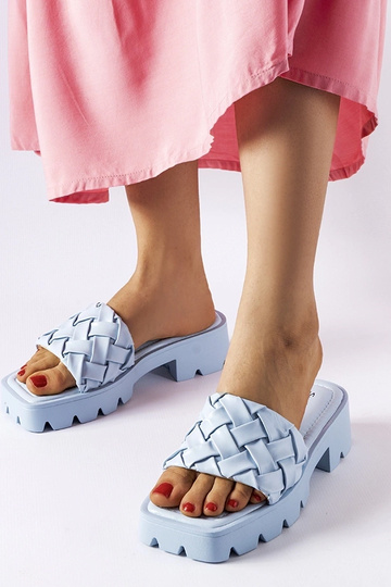 Niebieskie klapki na...