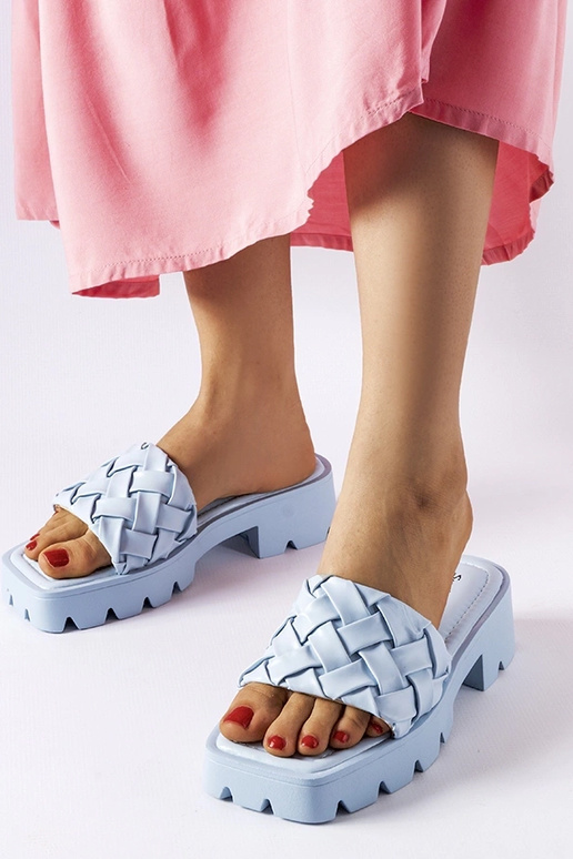 Niebieskie klapki na traktorowej...