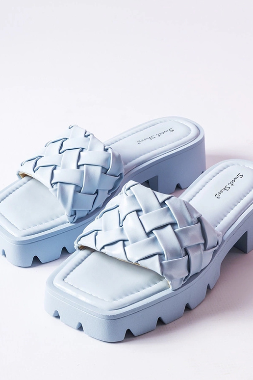 Niebieskie klapki na traktorowej...