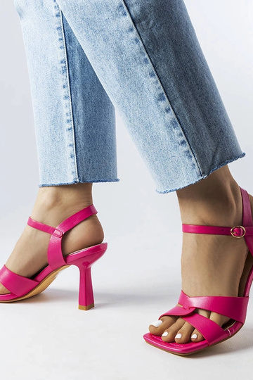 Różowe sandały na szpilce z...