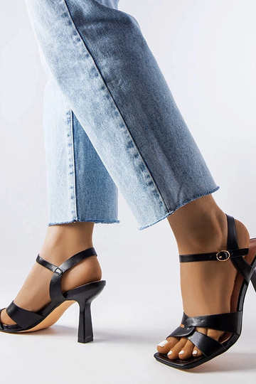 Czarne sandały na szpilce z... 2