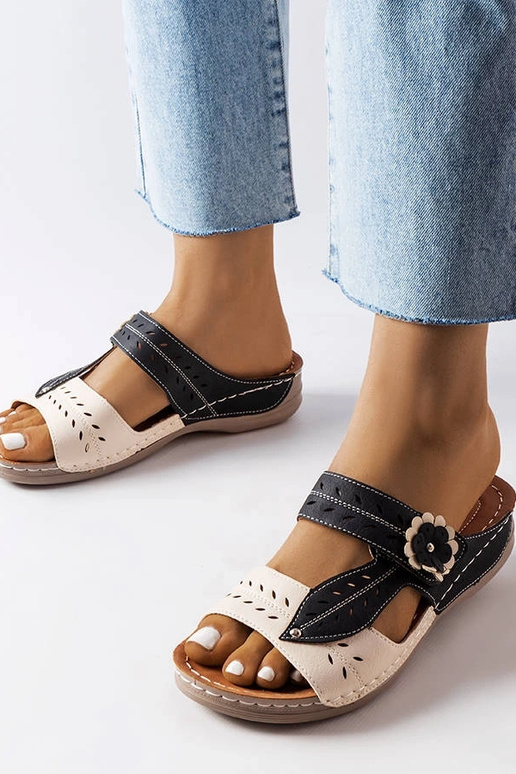 Czarne klapki na niskiej koturnie...