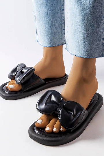 Beżowe klapki z łańcuchem Levy