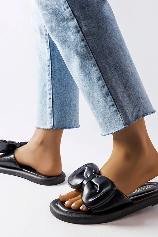 Czarne klapki z kokardą Lende