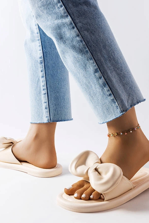 Beżowe klapki z kokardą Lende