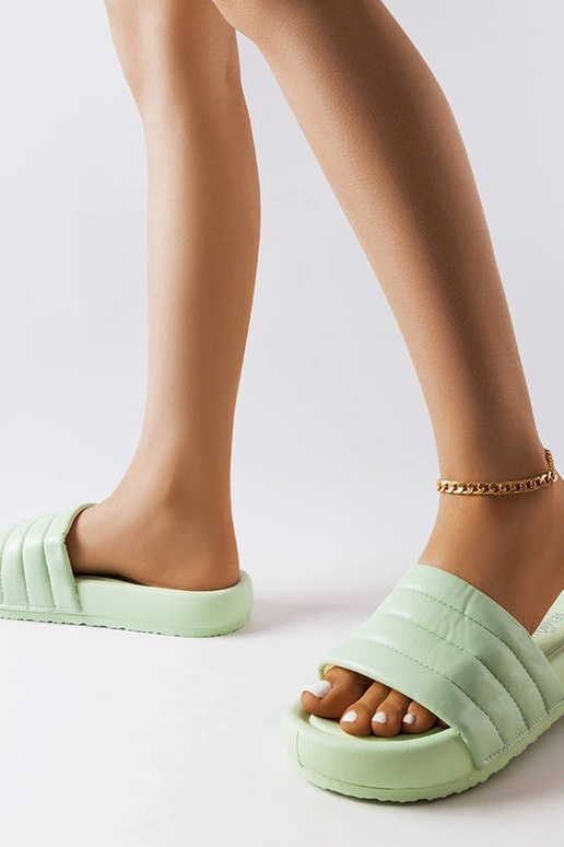 Zielone klapki zdobione pikowaniem...