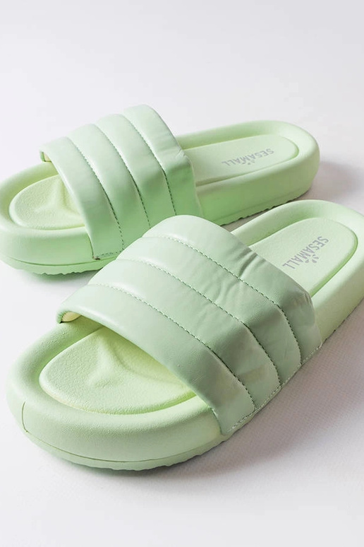 Zielone klapki zdobione pikowaniem...