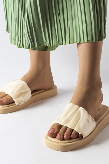 Beżowe klapki zdobione...