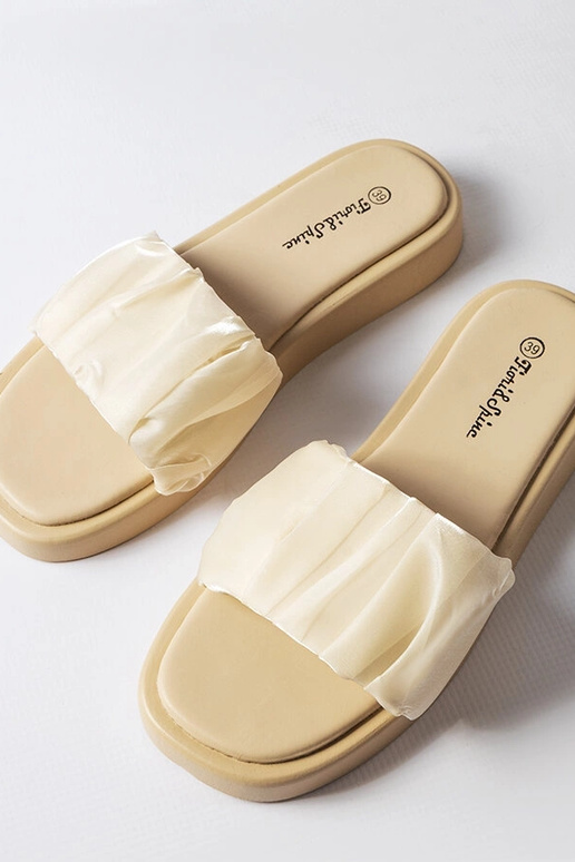 Beżowe klapki zdobione marszczeniem...