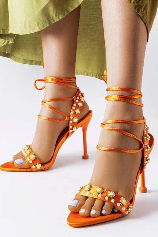 Pomarańczowe sandałki zdobione...