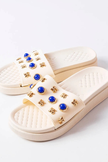 Beżowe zdobione klapki... 2