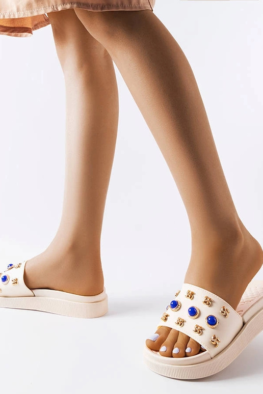 Beżowe zdobione klapki Montesarchio