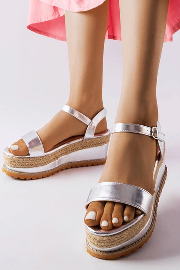 Srebrne sandały na koturnie...