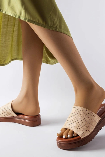 Beżowe klapki z ażurową...