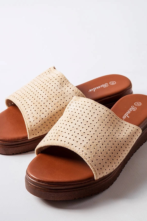 Beżowe klapki z ażurową cholewką Idabel